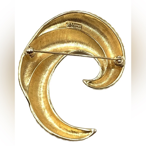 MONET Large Vintage Vintage Gold Tone Crescent Ribbed Textured Pin Brooch - Picture 2 of 8